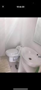 里韦拉Casa HOTEL campestre TranKilandia的带马桶和水槽的白色浴室 更多2张照片