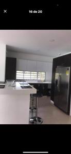 里韦拉Casa HOTEL campestre TranKilandia的带柜台和冰箱的厨房