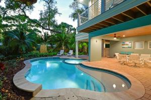 una piscina nel cortile di una casa di Arts & Vines a Longbeach