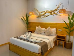 Postel nebo postele na pokoji v ubytování Eco Palm Maldives