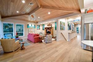 un soggiorno con divano e camino di Arts & Vines a Longbeach