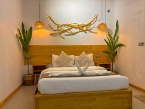 Postel nebo postele na pokoji v ubytování Eco Palm Maldives + 15 fotografií