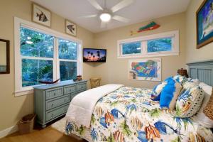 una camera da letto con un letto e due finestre di Arts & Vines a Longbeach Altre 35 foto