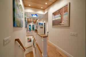 un corridoio di una casa con opere d'arte alle pareti di Arts & Vines a Longbeach