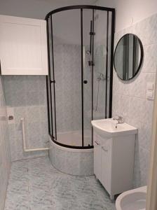 格但斯克Apartament Scorpio的带淋浴、马桶和水槽的浴室