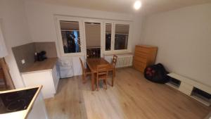 格但斯克Apartament Scorpio的厨房兼餐厅，配有桌椅