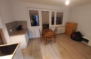 格但斯克Apartament Scorpio的房间里有一张桌子和几把椅子的厨房