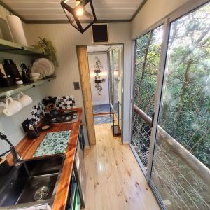 una cucina con un lavello e un piano di lavoro di Squirrels Rest Treetop Glamping a Knysna Altre 19 foto