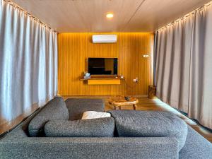 una sala de estar con un sofá y una mesa en Nuntaa, en Kokrobite