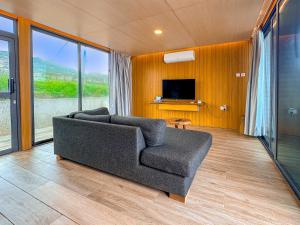 Una sala de estar con un sofá y un televisor en Nuntaa, en Kokrobite