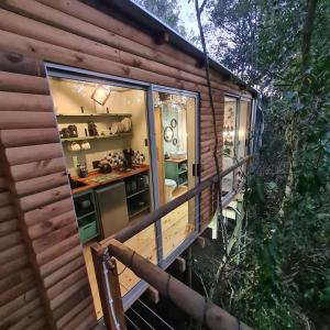 una vista della cucina di una piccola casa di Squirrels Rest Treetop Glamping a Knysna