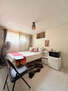 Ένα ή περισσότερα κρεβάτια σε δωμάτιο στο The Hideout-Studio Apartment in Westlands