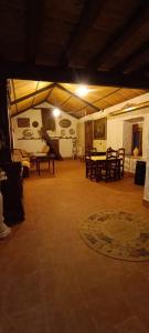 Zimmer mit einem Tisch und Stühlen in einem Zelt in der Unterkunft El Cortijillo de la Marquesa in Villar