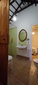 ein Badezimmer mit Waschbecken und Spiegel in der Unterkunft El Cortijillo de la Marquesa in Villar + 20 Fotos