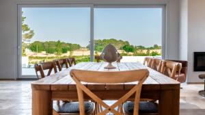 una sala da pranzo con tavolo e sedie in legno di Residenza del Duca a Martina Franca