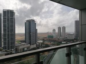 Billede fra billedgalleriet på Cinnamon Life 2BR Apartment i Colombo + 29 billeder