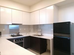 Η κουζίνα ή μικρή κουζίνα στο Cinnamon Life 2BR Apartment