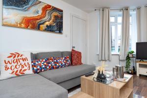 Una televisión o centro de entretenimiento en Urban Nest