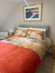 Derroogh2 Bedroom Apartment near Rossaveel的卧室里有一张床，床铺是红色的