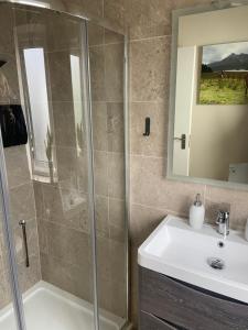 Derroogh2 Bedroom Apartment near Rossaveel的浴室配有淋浴和洗手池