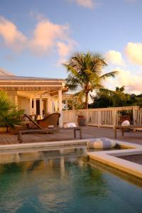 La alberca dentro o cerca de New ! Villa Vagabond