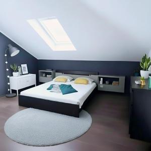 Un dormitorio con una cama grande y una claraboya. en Borgo d'Oro Loft, en Bérgamo