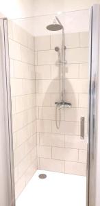 Centre ville Angouleme في أنغوليم: حمام به شطاف وبلاط ابيض