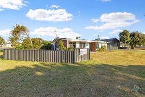 een huis met een hek voor een tuin bij Sea Gem in Lancelin +3 foto's