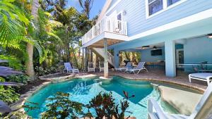 ein Swimmingpool im Hinterhof eines Hauses in der Unterkunft Beach Breezes in Anna Maria Island