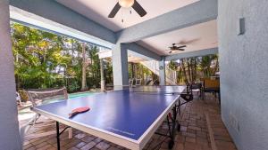 eine Tischtennisplatte in der Mitte einer Terrasse in der Unterkunft Beach Breezes in Anna Maria Island