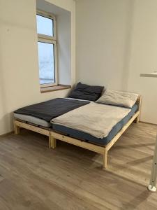 una cama grande en una habitación con ventana en 2 Minunten neben kaiserlichem Park, Zentrumnähe, en Viena