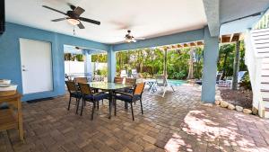 ein Esszimmer mit Tisch und Stühlen in der Unterkunft Beach Breezes in Anna Maria Island