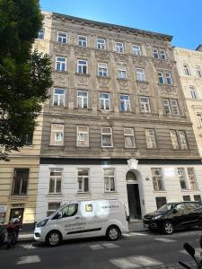 Una camioneta blanca estacionada frente a un edificio en 2 Minunten neben kaiserlichem Park, Zentrumnähe, en Viena