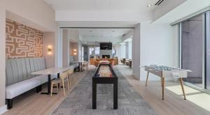 uma sala de estar com uma mesa e um sofá em 2 bedroom downtown highrise em Raleigh