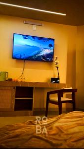Телевизор и/или развлекательный центр в ROBA- BeachCafe & LuxuryStay
