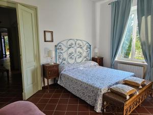 Giường trong phòng chung tại Villa Carla - vicino alla Riviera del Conero e ai Colli dell' Infinito