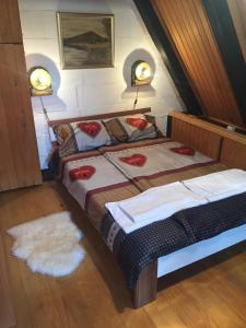 Ένα ή περισσότερα κρεβάτια σε δωμάτιο στο Romantic Forest House Tršće