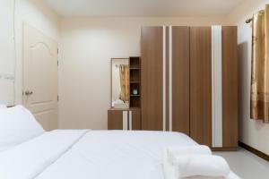 Una cama o camas en una habitación de Asma New two-story house near the sea,Ao Yon Beach