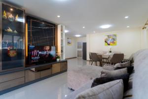 Una televisión o centro de entretenimiento en Asma New two-story house near the sea,Ao Yon Beach