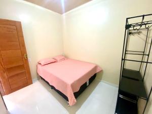 a small room with a pink bed and a ladder at Apto Flat in Belém