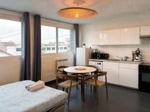 Una cocina o cocineta en Suite Savanna by Escale-Marne - 102