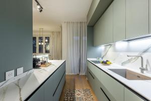Η κουζίνα ή μικρή κουζίνα στο Luxury Apartment Near Milan - 6 Guests - Metro M2 +35 φωτογραφίες