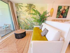 una sala de estar con un sofá y una mesa en Case à Sucre Peaceful retreat with sea view and beach direct access, en Anse Marcel  15 fotos más