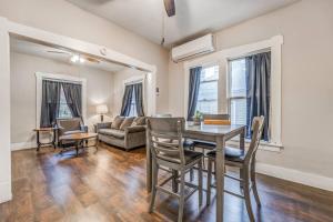 ein Wohnzimmer mit Tisch, Stühlen und Sofa in der Unterkunft The Vance Corner Suite - Bright and Relaxing in Memphis