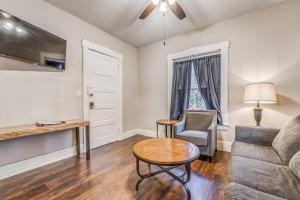 ein Wohnzimmer mit Sofa und Tisch in der Unterkunft The Vance Corner Suite - Bright and Relaxing in Memphis + 17 Fotos