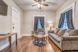 ein Wohnzimmer mit Sofa und Tisch in der Unterkunft The Vance Corner Suite - Bright and Relaxing in Memphis