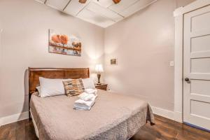 ein kleines Schlafzimmer mit einem Bett und einer Tür in der Unterkunft The Vance Corner Suite - Bright and Relaxing in Memphis