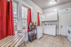 eine Küche mit weißen Schränken und roten Vorhängen in der Unterkunft The Vance Corner Suite - Bright and Relaxing in Memphis