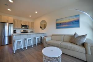 a living room with a couch and a kitchen at Golden Moments in Golden
