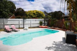 Grove Retreat With Pool, Sauna and Family Fun في Grovedale: مسبح صغير وبه كرسيين وسياج